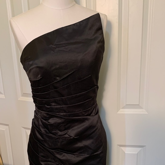 Elegant Black One-Shoulder Dress HIGH Slit Satin Train Ruching Strapless Gown - Picture 2 of 9